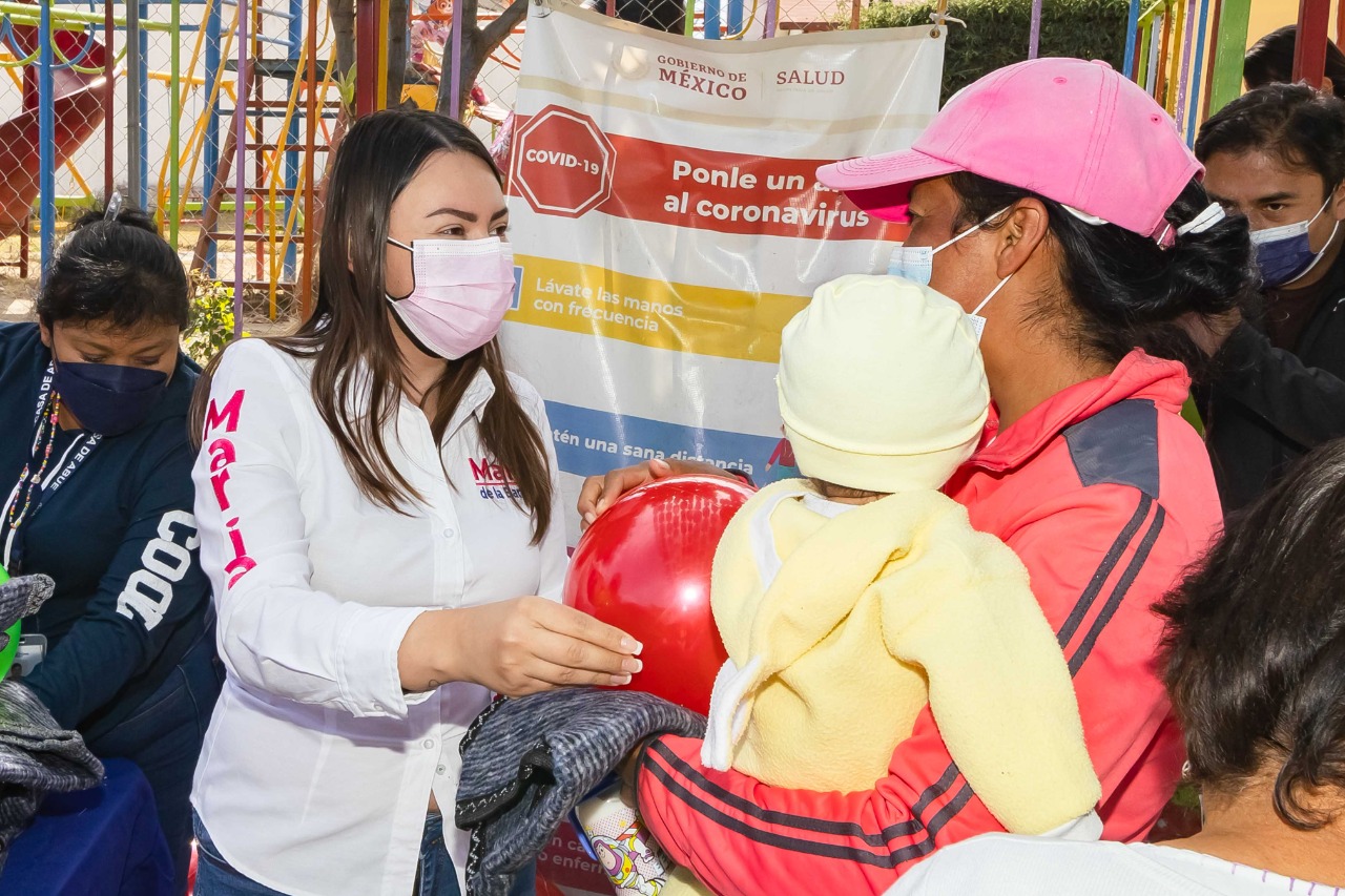 Entrega Paola Angon chalecos para abrigar a niñas y niños