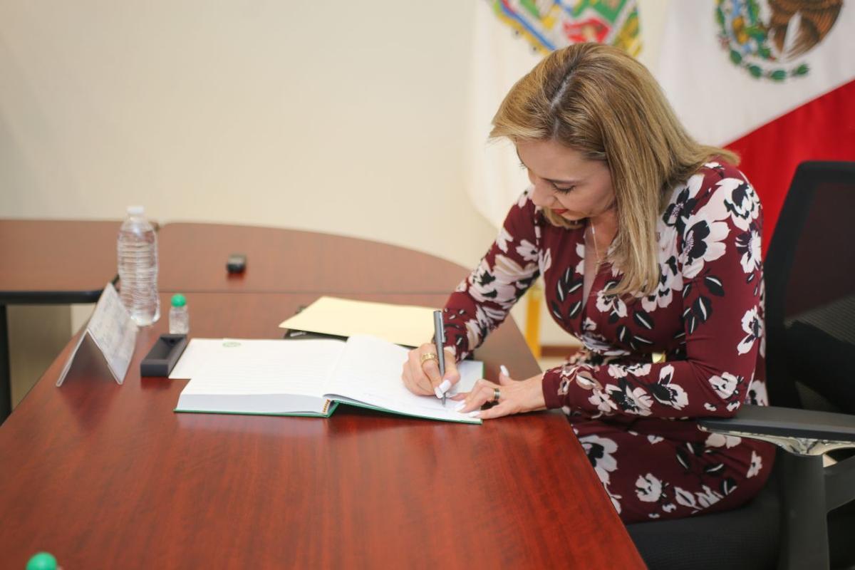 Paola Angón firma convenio con la Universidad Tecnológica de Puebla