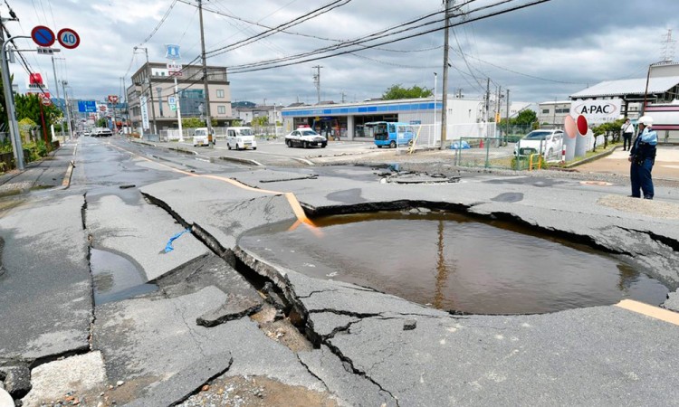 Sismo En Jap N Deja Al Menos Tres Muertos