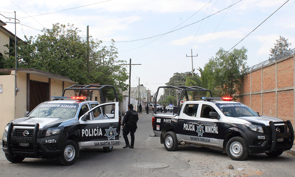 Detienen a pareja con camioneta robada en persecución