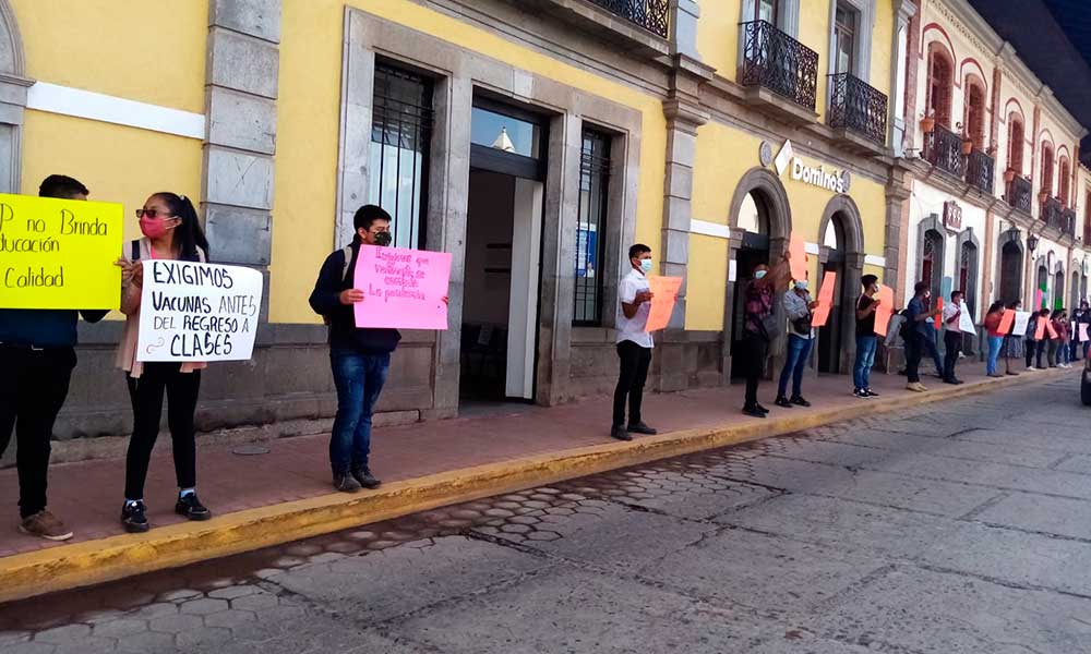 Exigen en Olintla, Puebla vacunas para todos los estudiantes del país