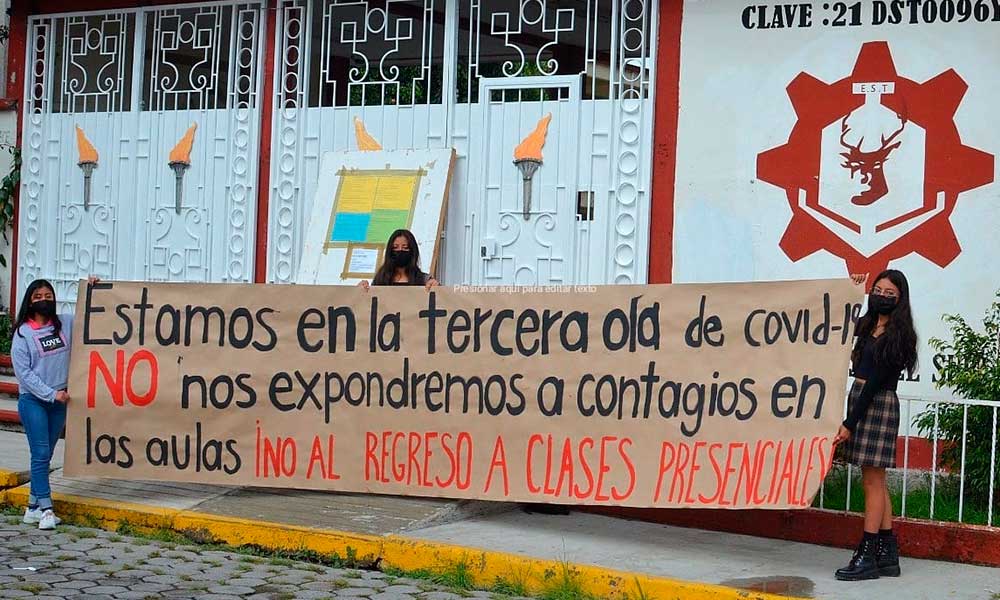 “Clausuran” estudiantes 135 escuelas en Puebla