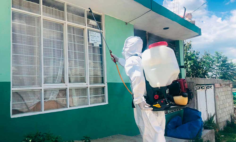 Sanitizan hogares gratuitamente en San Jerónimo Caleras
