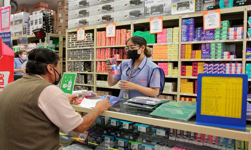 Ambulantaje y clases híbridas afectan a papelerías 