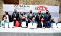 Claudia Rivera Vivanco atestigua firma de convenio entre CMIC y CONAMM 