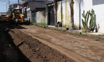 Luego de varios años, dan mantenimiento a diferentes calles de Momoxpan