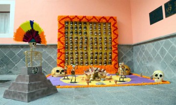 La caída de la Gran Tenochtitlán, a 500 años de este acontecimiento, es el tema de la Ofrenda de Muertos en el Museo Universitario Casa de los Muñecos