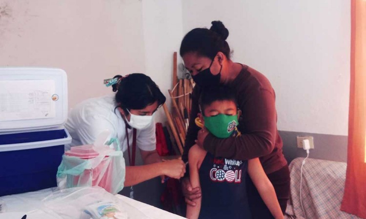 Aplican vacunas contra la influenza en la colonia Jorge Obispo