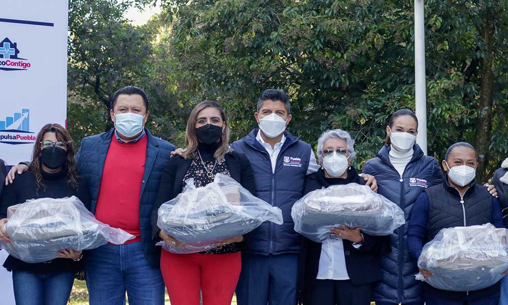 Eduardo Rivera entrega uniformes a trabajadores del ayuntamiento de Puebla