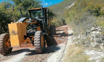 Dan mantenimiento y revestimiento a las carreteras de San Pablo Ameyaltepec