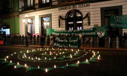 Recuerdan colectivos feministas toma del Congreso poblano