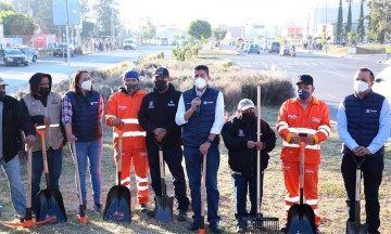 Supera Eduardo Rivera meta en mantenimiento de áreas verdes en Puebla 