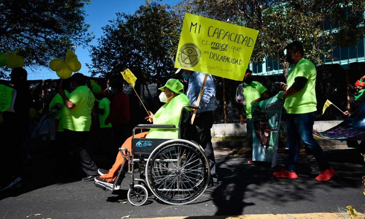 Realizan la primera marcha de personas con discapacidad en Puebla capital