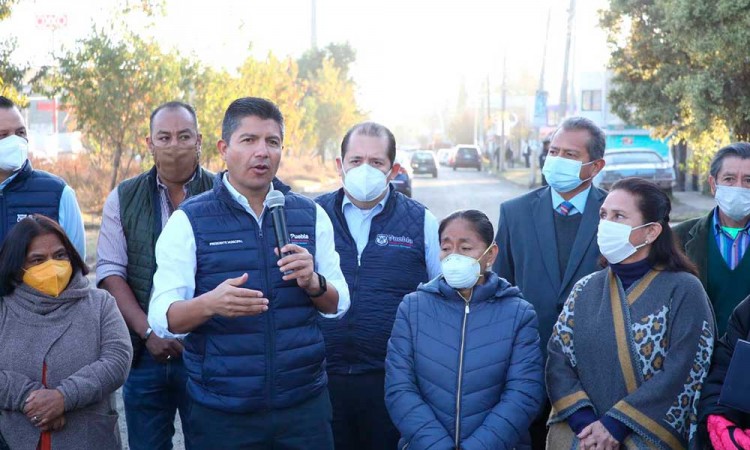 Supervisa Eduardo Rivera los trabajos de relaminación en bulevar Puebla