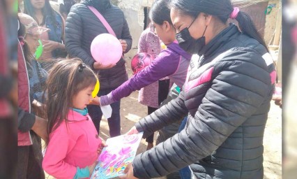 Regalan juguetes en las comunidades de Libres