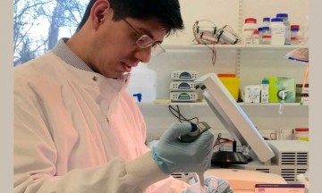 La severidad de Ómicron puede enmascararse por la doble o triple vacunación: Investigador de la Universidad de Oxford y egresado BUAP