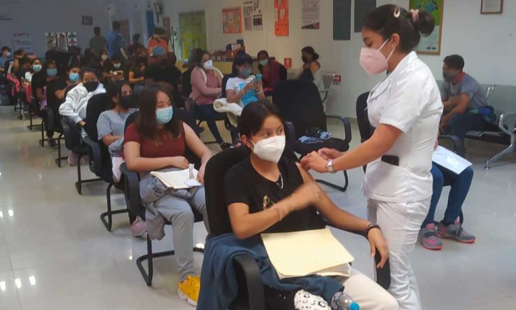 Realizan jornada de vacunación en Tecomatlán