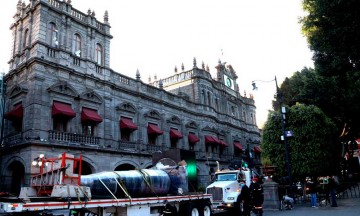 Escultura de José Rivelino llega al zócalo de Puebla