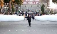 Llegó al Zócalo de la capital la obra monumental “Tú” de José Rivelino