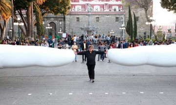 Llegó al Zócalo de la capital la obra monumental “Tú” de José Rivelino