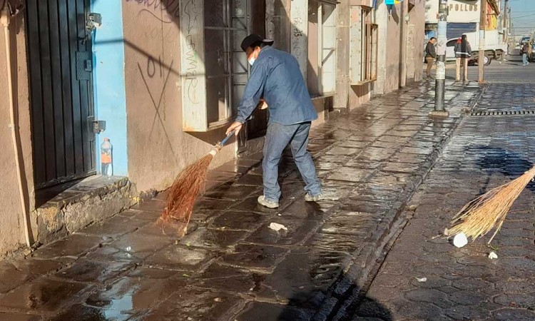 Realizan jornada de mantenimiento en calles del Centro Histórico de Puebla