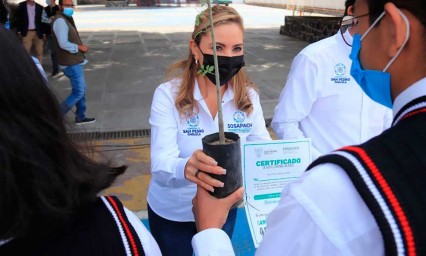 ¡Por el medio ambiente! Dona Paola Angon 100 árboles al Instituto García de Cisneros en San Pedro Cholula