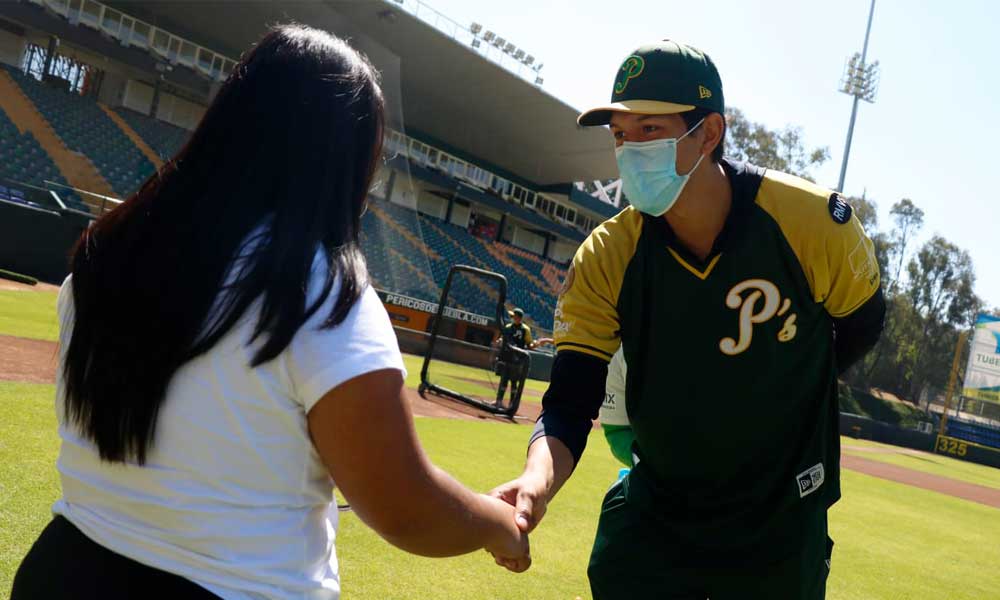 Visitan niñas y niños del CMERI y el DIF municipal a jugadores de Pericos en el Hermanos Serdán