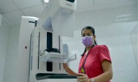 La radióloga Janett Lizzet Sánchez Cortés, atiende a mujeres que se practican la mastografía en el Hospital Universitario de Puebla (HUP)