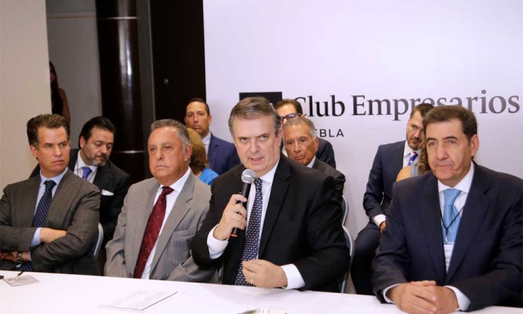 Marcelo Ebrard se reúne con empresarios y Barbosa en Puebla