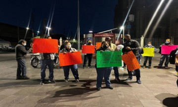 Protestan empleados del INAH frente a Palacio Nacional