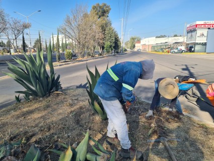 Ayuntamiento de San Pedro Cholula da mantenimiento a la Recta a Cholula