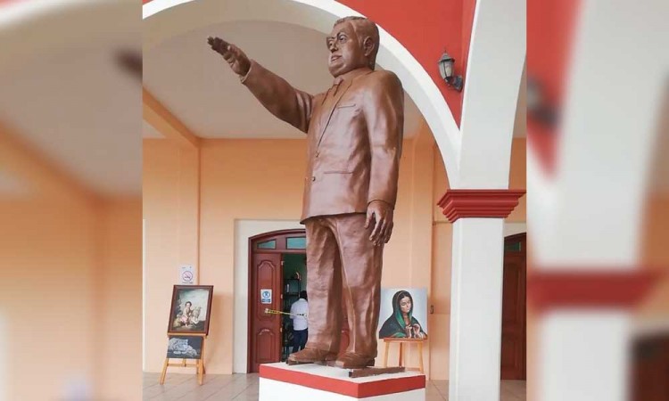 Gobernador pide que retiren estatua en su honor en Zinacatepec