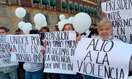 Activistas por la paz se congregan afuera de Palacio Nacional