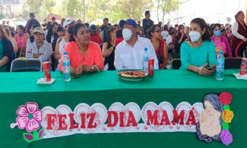 Celebran el “Día de las madres” en colonia antorchista