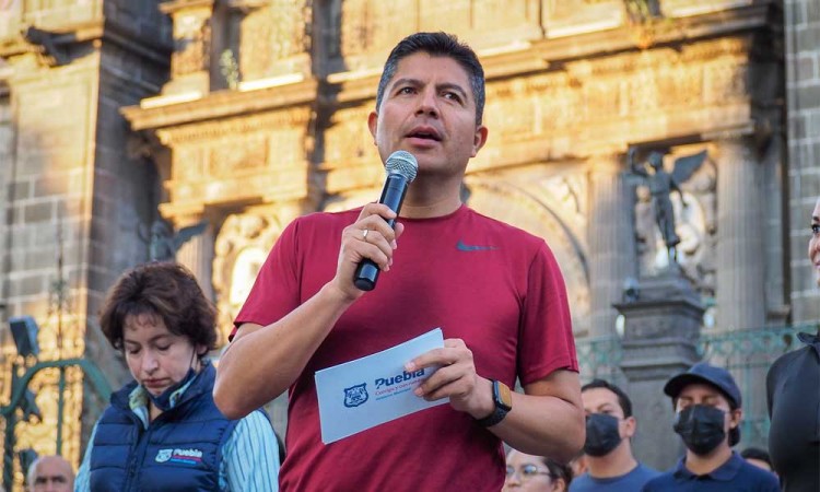 Avala Eduardo Rivera decreto del gobernador para uso voluntario del cubrebocas en Puebla