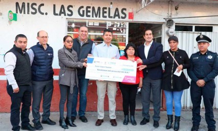 Eduardo Rivera Pérez entrega primer cheque del programa Créditos Contigo