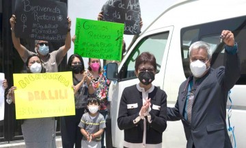 Entregan una camioneta van en apoyo a las actividades de la Facultad de Artes BUAP