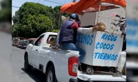 Sujetos despojan a vendedor de cocos de su carrito en Boulevard Norte