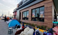 Promoción de Carls Jr provoca que poblanos acampen afuera de una de sus sucursales