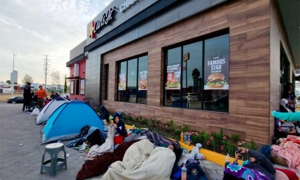 Promoción de Carls Jr provoca que poblanos acampen afuera de una de sus sucursales