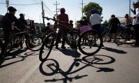 Colectivos ciclistas poblanos se manifiestan sobre Defensores de la República para visibilizar la muerte de Don Rafael
