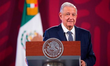 AMLO presenta plan de seguridad social para periodistas independientes