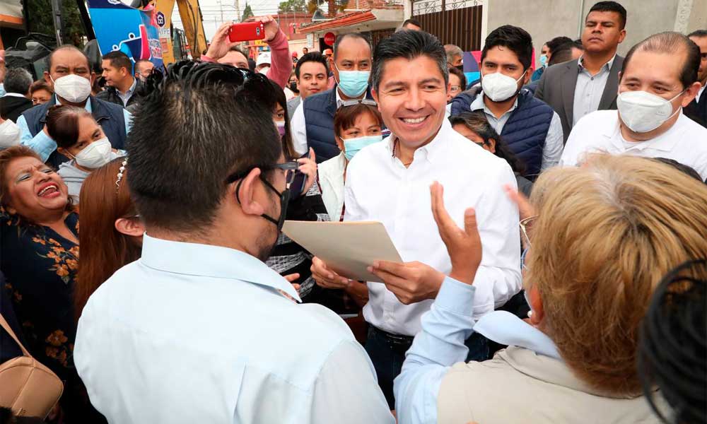 Vecinos ponen manos a la obra con el Ayuntamiento de Puebla para mejorar sus calle