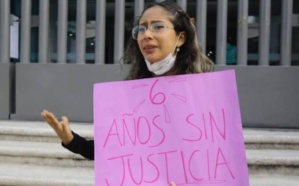 Yanelli lleva 6 años sin justicia; acudió a la Fiscalía para recordarles su caso