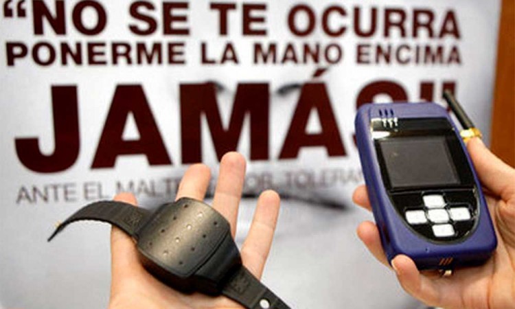 Proponen brazaletes de localización para agresores en Puebla