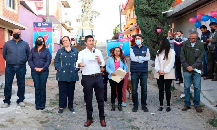 Ayuntamiento de Puebla sigue pavimentando calles, ahora en beneficio de la colonia Lomas de Tziltzoni