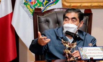 Gobernador defiende corridas de toros y peleas de gallos en Puebla