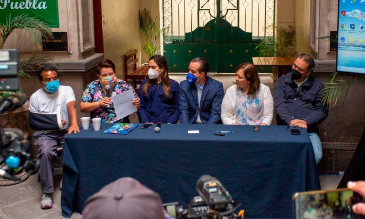 Piden afectados por caída de elevador destitución de delegada del IMSS en Puebla
