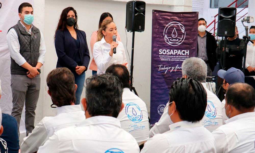La alcaldesa Paola Angon entrega uniformes y equipo a trabajadores del SOSAPACH