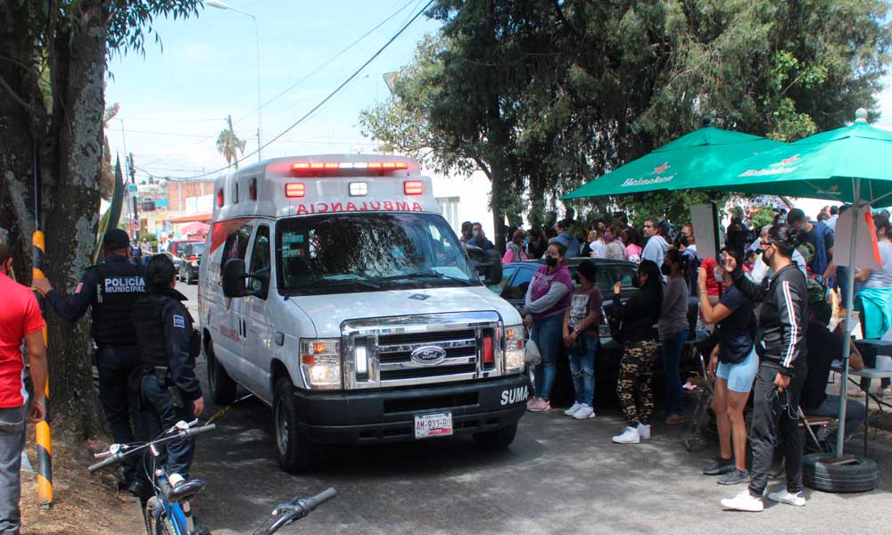 Ambulancia arriba al lugar de la balacera en San Jerónimo Caleras